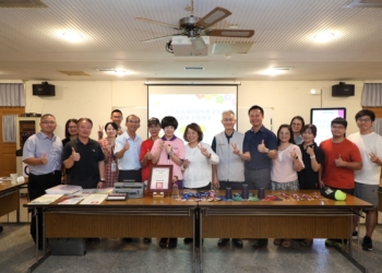 ▲市長黃敏惠開心前往校園慰勉陳采稼同學榮獲2024總統教育獎殊榮。(圖/嘉義市政府提供)