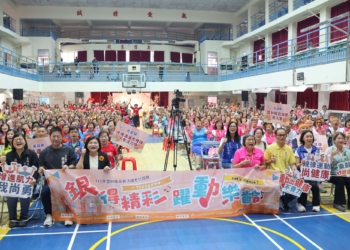 ▲縣長張麗善率領跨局處團隊與滿場長者，展現積極推廣高齡友善與基層肌力訓練之核心政策。（圖/雲林縣政府提供）