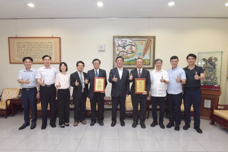 ▲嘉義市政府警察局與吳鳳科技大學、想飛資訊公司攜手合作，榮獲「2023智慧城市創新應用獎」。(圖/嘉義市政府提供)