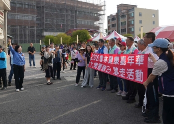 ▲大埤鄉親日健走熱鬧登場，雲林縣長張麗善親自鳴槍引領鄉親熱血出發。（圖/雲林縣政府提供）