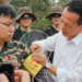 ▲縣長翁章梁為取得綠鬣蜥移除資格的學員授予獵人臂章。(圖/嘉義縣政府提供)