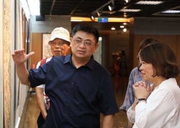 ▲市長黃敏惠慕名前往參觀，並在劉明凱理事長解說下讚嘆不已。(圖/嘉義市政府提供)