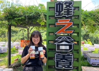 ▲獲113年國產蜂蜜品質評鑑頭等獎之一的何逸文。(圖/嘉義縣政府提供)