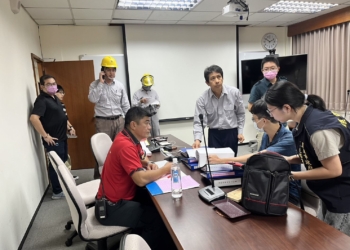 ▲由嘉義市政府消防局為首，組成聯合檢查小組，依序前往轄內高風險場所進仔細查驗。(圖/嘉義市政府提供)