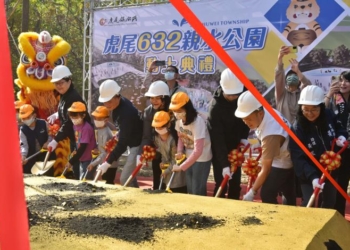▲縣長張麗善及小小動土員們一起持鏟動土。(圖/雲林縣政府提供)