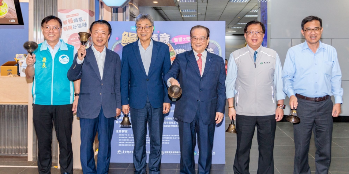 ▲農業部長陳駿季與嘉義縣長翁章梁等人，在臺北車站大廳搖鈴開賣雙主菜便當。（圖/嘉義縣政府提供）
