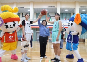 ▲張麗善縣長為女子籃球資格賽開球。(圖/雲林縣政府提供)