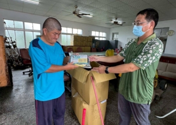 ▲即日起各鄉鎮市清潔隊提供免費石綿粉塵防護包，有需要的民眾可前往登記領取。（圖/嘉義縣政府提供）