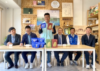 ▲建設處長田長沛(左三)推薦雙方優良產品。(圖/嘉義市政府提供)