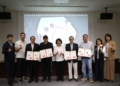 ▲黃敏惠市長感謝收藏家們捐贈典藏藝品，頒發感謝狀肯定其寬廣氣度。(圖/嘉義市政府提供)