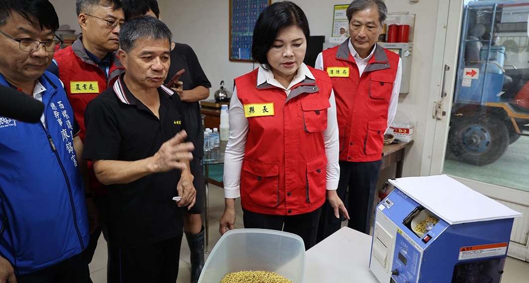 ▲張麗善縣長今至西螺碾米廠瞭解農會收穀情形，呼籲農友再忍耐，等成熟時再收割。(圖/雲林縣政府提供)