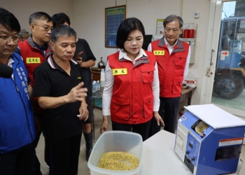 ▲張麗善縣長今至西螺碾米廠瞭解農會收穀情形，呼籲農友再忍耐，等成熟時再收割。(圖/雲林縣政府提供)