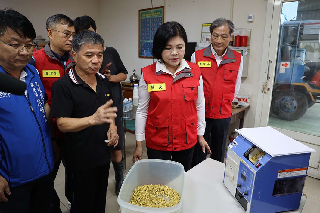▲張麗善縣長今至西螺碾米廠瞭解農會收穀情形,呼籲農友再忍耐,等成熟時再收割。(圖/雲林縣政府提供)