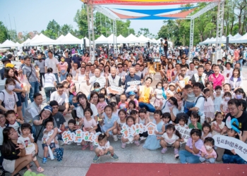 ▲嘉義市幼兒教育成果展打造兼具學習與遊戲的親子互動場域，現場氣氛溫馨熱絡，充滿童趣與想像力。。(圖/嘉義市政府提供)