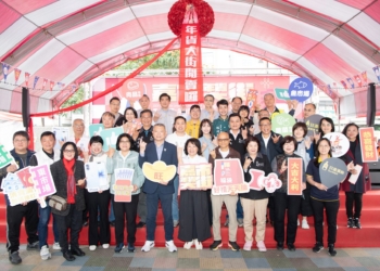 ▲「2026嘉義市年貨大街」聚集各排隊名店，自昨（6）日起一連4天熱鬧開賣。(圖/嘉義市政府提供)