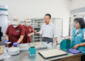 ▲縣長翁章梁驗收衛生局輔導烘培食品成效，親自視察廚房環境。（圖/嘉義縣政府提供）