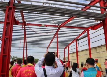 ▲縣長張麗善扶樑祈福,祈求風調雨順、國泰民安。(圖/雲林縣政府提供)