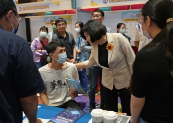 ▲縣長張麗善到場為求職者加油打氣。（圖/雲林縣政府提供）