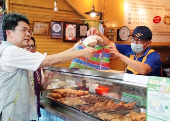 ▲嘉義市舉辦「環保袋迺菜市-月月抽買菜金」活動，邀請民眾一同響應永續淨零。(圖/嘉義市政府提供)