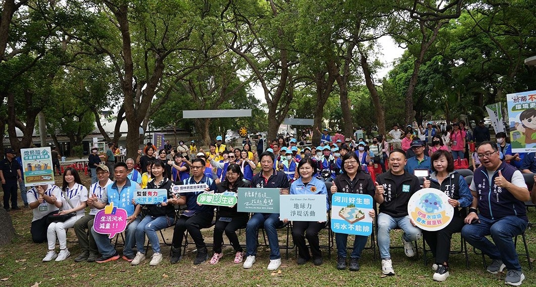 ▲雲林縣環境保護局於虎尾糖廠同心公園辦理「糖都岸堤，拾起希望」淨堤活動。(圖/雲林縣政府提供)