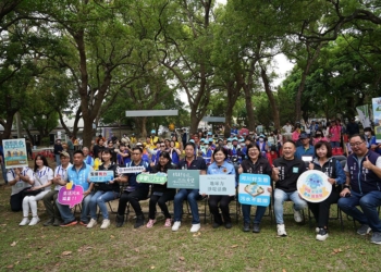 ▲雲林縣環境保護局於虎尾糖廠同心公園辦理「糖都岸堤，拾起希望」淨堤活動。(圖/雲林縣政府提供)