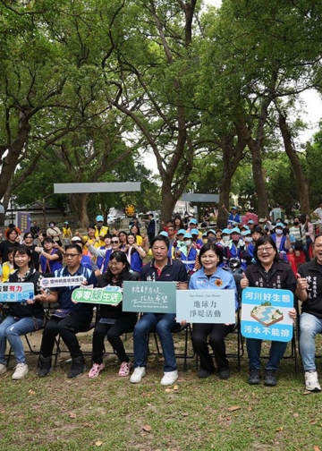 ▲雲林縣環境保護局於虎尾糖廠同心公園辦理「糖都岸堤，拾起希望」淨堤活動。(圖/雲林縣政府提供)