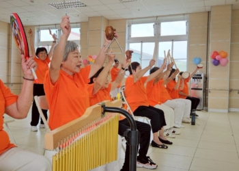 ▲「水上憶享學堂」樂器演奏課程，深受長輩們喜愛。（圖/嘉義縣政府提供）
