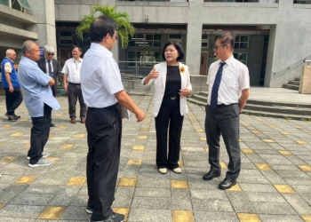 ▲縣長張麗善與典試委員姚立德、政務次長鄭中平巡視考場。(圖/雲林縣政府提供)