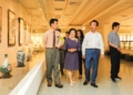 ▲縣長翁章梁與作者林婉芬、策展人莊玉明共同看展。(圖/嘉義縣政府提供)