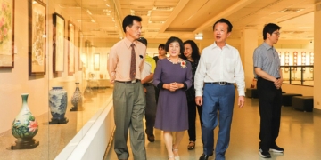 ▲縣長翁章梁與作者林婉芬、策展人莊玉明共同看展。(圖/嘉義縣政府提供)