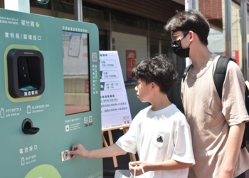 ▲智慧回收機操作簡便，市民只需將可回收物投入機器，便能輕鬆完成回收過程。(圖/嘉義市政府提供)
