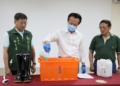 ▲縣長翁章梁現場示範消毒藥劑調製流程。（圖/嘉義縣政府提供）