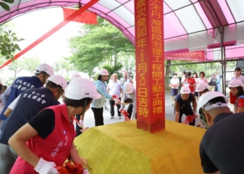 ▲新興排水朱丹灣區段治理工程今由縣長張麗善等人共同動土，完工後可望有效解決當地積淹水問題。(圖/雲林縣政府提供)