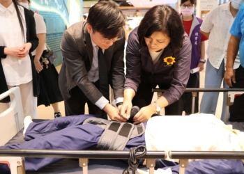 ▲縣長張麗善親自操作智能尿布裝置。（圖/雲林縣政府提供）