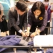 ▲縣長張麗善親自操作智能尿布裝置。（圖/雲林縣政府提供）