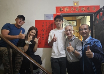 ▲榮獲家具木工職種金手獎的盧聿皇同學，透過自己的努力練習，取得卓越的成績。(圖/嘉義市政府提供)