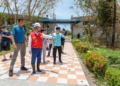 ▲縣長翁章梁至布袋國小關心災後復原情形。(圖/嘉義縣政府提供)