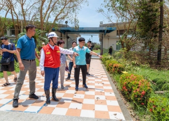 ▲縣長翁章梁至布袋國小關心災後復原情形。(圖/嘉義縣政府提供)