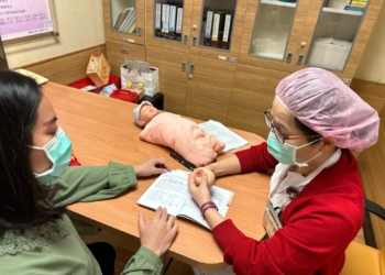 ▲護理師教導哺乳技巧。（圖/嘉義縣政府提供）