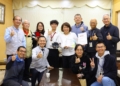 ▲勇奪德國紐倫堡國際發明展銅牌的黃承暘同學(中排左四)與市長黃敏惠、昔日師長歡聚合影。（圖/嘉義市政府提供）