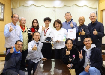 ▲勇奪德國紐倫堡國際發明展銅牌的黃承暘同學(中排左四)與市長黃敏惠、昔日師長歡聚合影。（圖/嘉義市政府提供）