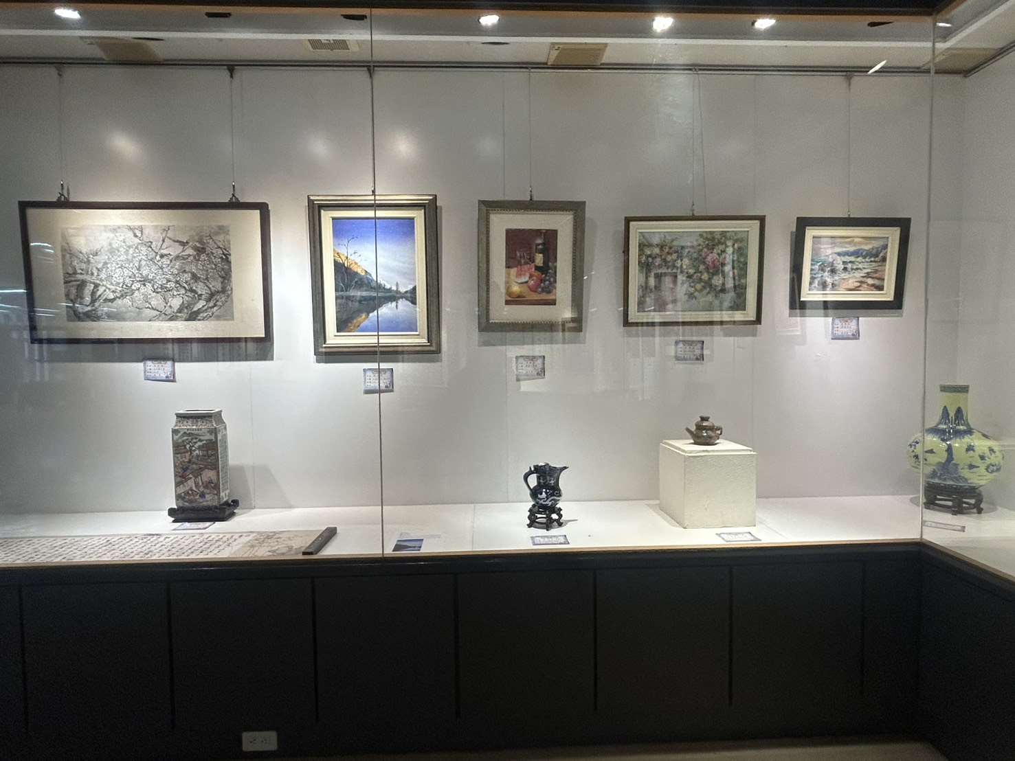 ▲展覽館內陳列各式精緻的國畫與西畫作品,展現豐富的創作風貌。(圖/雲林縣政府提供)