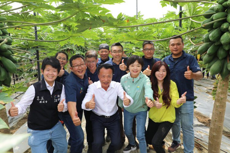▲縣長翁章梁期望透過觀摩會，幫助青壯農在農業領域打開新思維。(圖/嘉義縣政府提供)