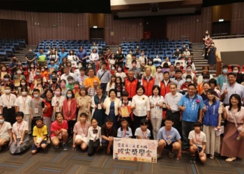 ▲勉勵學生努力向學 雲邑百二庄老大媽會頒發8鄉鎮市拔尖獎學金28萬7,500元。(圖/雲林縣政府提供)