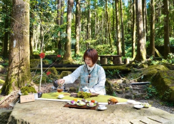 ▲頂湖大凍山步道附近有「地衣森林茶席」，遊客可提前預約。(圖/嘉義縣政府提供)