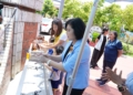 ▲縣長張麗善與學童一起示範正確洗手步驟。(圖/雲林縣政府提供)