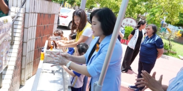 ▲縣長張麗善與學童一起示範正確洗手步驟。(圖/雲林縣政府提供)