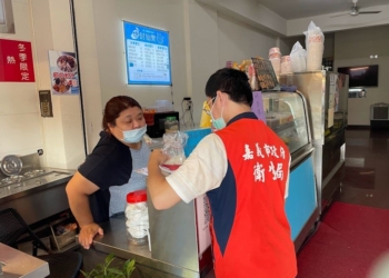 ▲炎炎夏日來臨，嘉義市政府衛生局守護食安問題刻不容緩，積極展開冰品檢驗工作。(圖/嘉義市政府提供)
