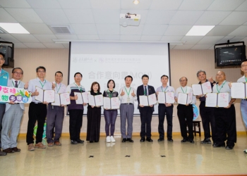 ▲嘉義縣政府與11個單位共同簽署「復育阿里山油菊推廣合作意向書」。（圖/嘉義縣政府提供）
