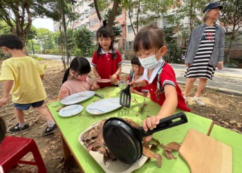 ▲嘉義市立幸福幼兒園孩童們各個化身為環保小尖兵，提供將家中閒置物資。(圖/嘉義市政府提供)
